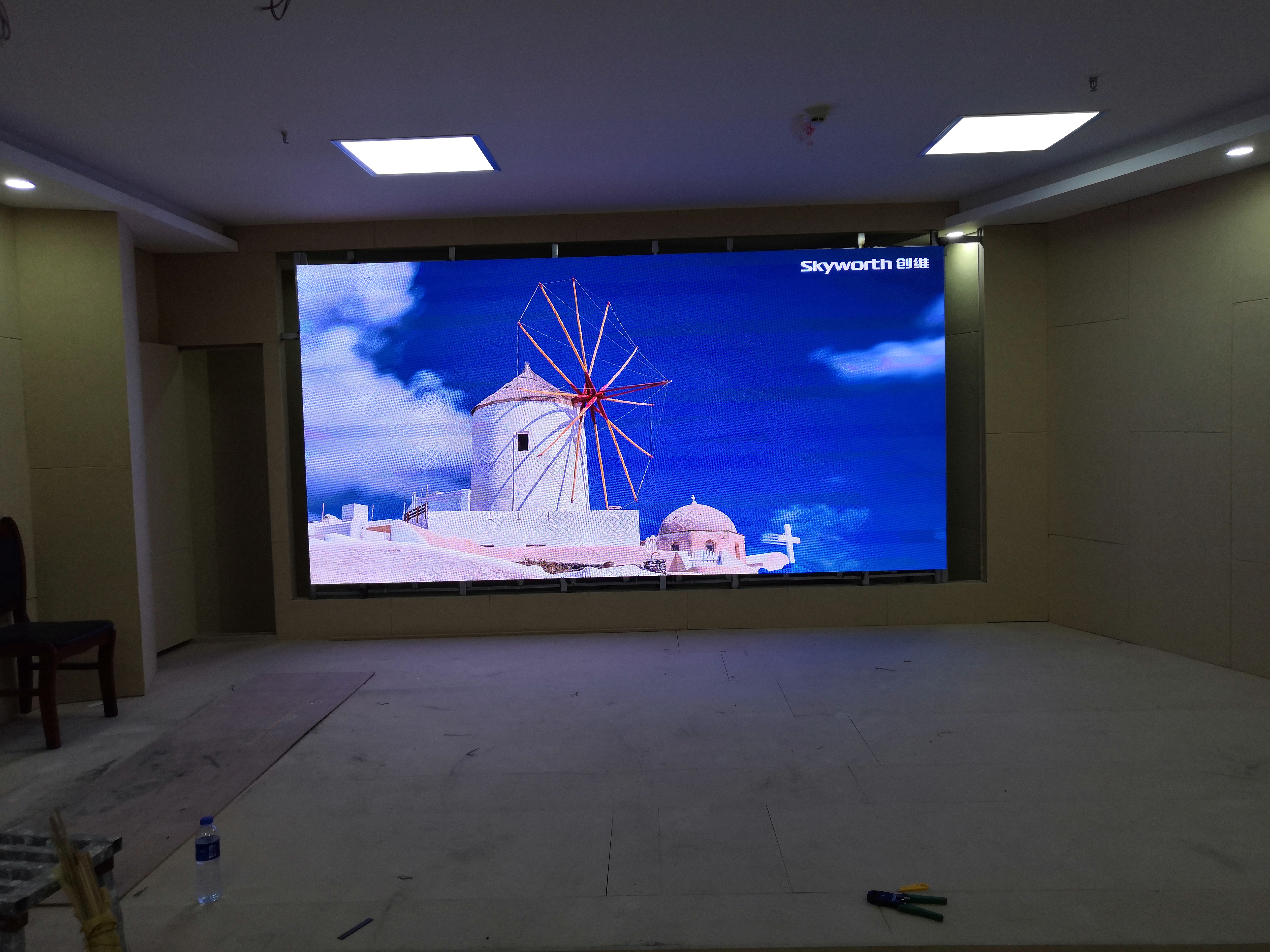 室內全彩P2.5LED顯示屏-焊接壁掛支架-青?；疖囌?/>
            </p>
                        <p style=
