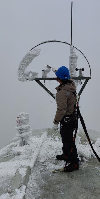 檢修人員在機艙外部清理風向標，確保后續(xù)安全啟機（拍攝者：劉宇）