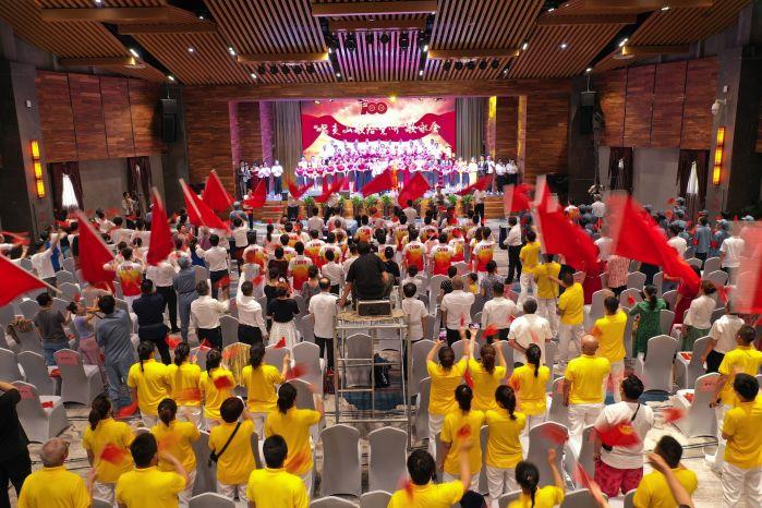 12、清江公司“唱支山歌給黨聽”歌詠會現(xiàn)場（呂新宇 攝）