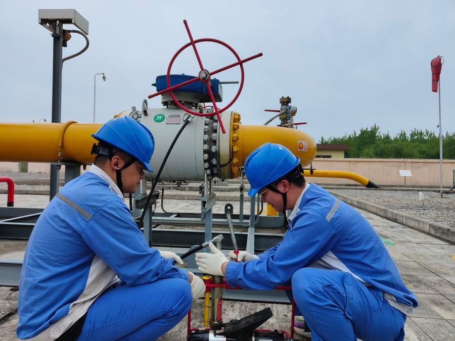 鄂西南維搶隊進行閥門注脂清洗作業（拍攝：胡振浩）