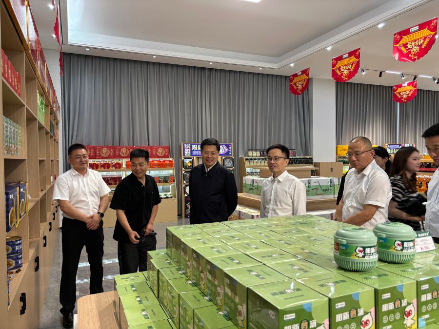 韓君調(diào)研陽(yáng)新縣農(nóng)產(chǎn)品展示中心（攝影：王正林）